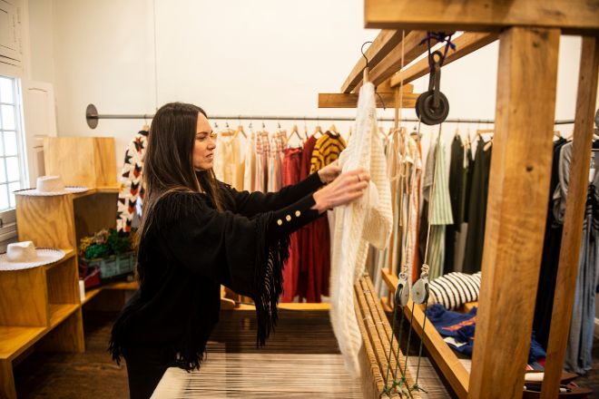  La diseñadora limeña Chiara Macchiavello maneja el telar tradicional en el "showroom" de su marca Escudo.