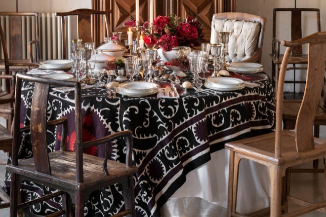 Las sillas chinas antiguas terminan de completar el ambiente opulento de la mesa navideña de Toni Espuch de Azul Tierra.