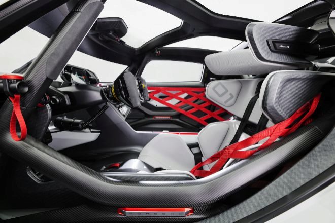 Interior del Porsche Mission R, de fibra de carbono y con todos los mandos en el volante.