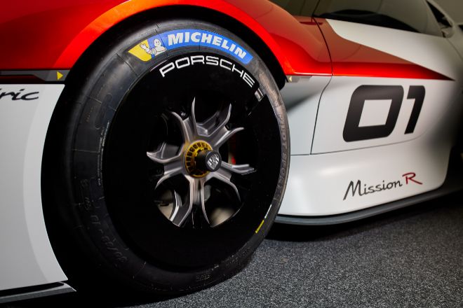 El Porsche Mission R monta neumticos de competicin que agarran como demonios.