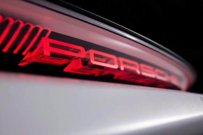 La trasera del Missio R es atravesada por un haz de luz rojo tpico en los Porsche.