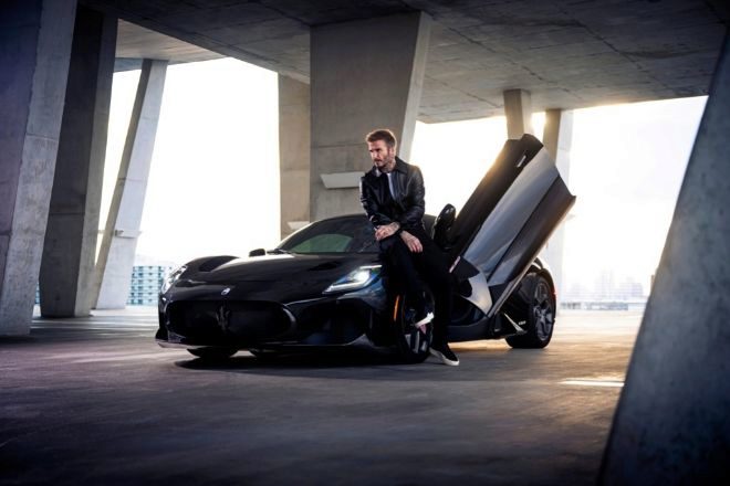 David Beckham posa con su nuevo Maserati MC20 Fuoriserie.