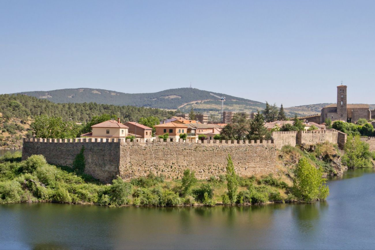 La muralla medieval de este pueblo madrileño data del siglo XI,...