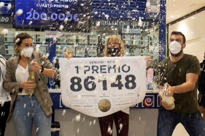 Empleados y familiares de la administración del Centro Comercial El Mirador, en Las Palmas de Gran Canaria, celebran la venta del primer premio.