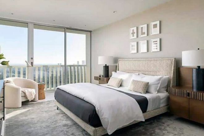 Dormitorio del apartamento que vende Sandra Bullock en el rascacielos Sierra Towers de Los Ángeles.