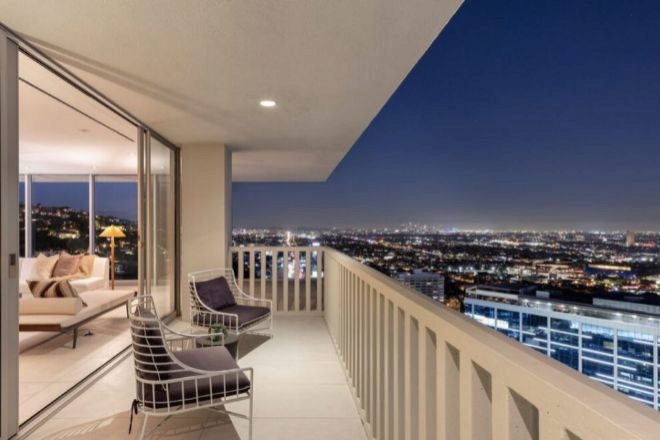Terraza del apartamento que vende Sandra Bullock en el rascacielos Sierra Towers de Los Ángeles.
