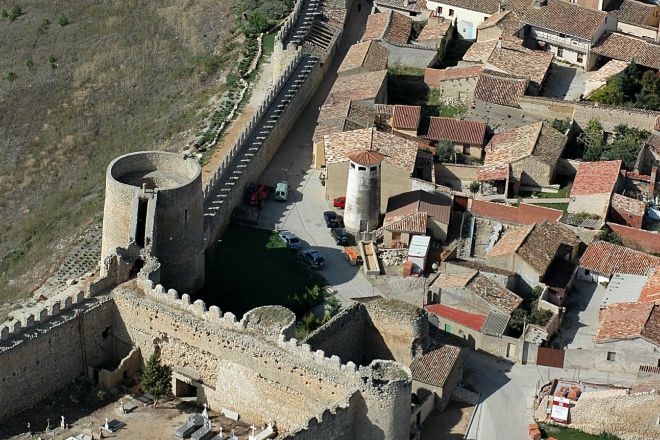 Vista aérea de Urueña, donde se ve parte de la muralla. 