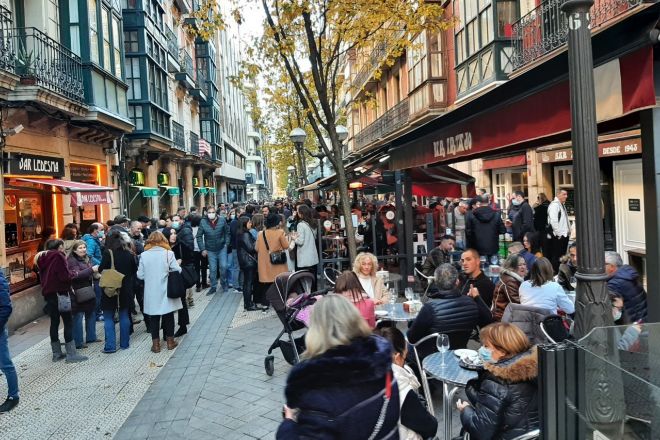El consumo de pie queda limitado en Euskadi. En la foto, imagen de la zona de bares de la calle Ledesma, en Bilbao.