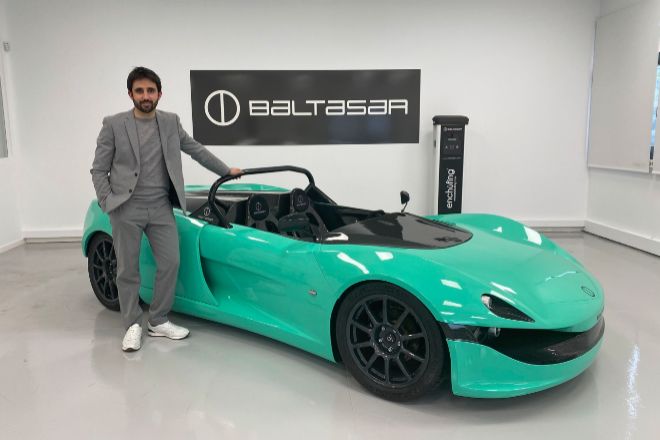 Baltasar López junto a Revolt, el coche de competición eléctrico, con altas prestaciones, diseñado por este emprendedor.