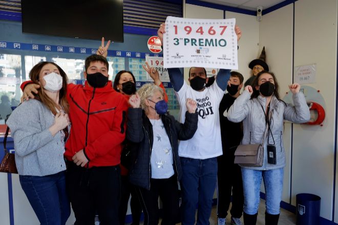 Agraciados con el nmero 19.467 celebran el tercer premio del sorteo de la Lotera del Nio en una administracin en Valencia.