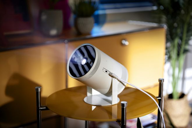 El proyector tiene un altavoz interno capaz de emitir el sonido en 360 grados.
