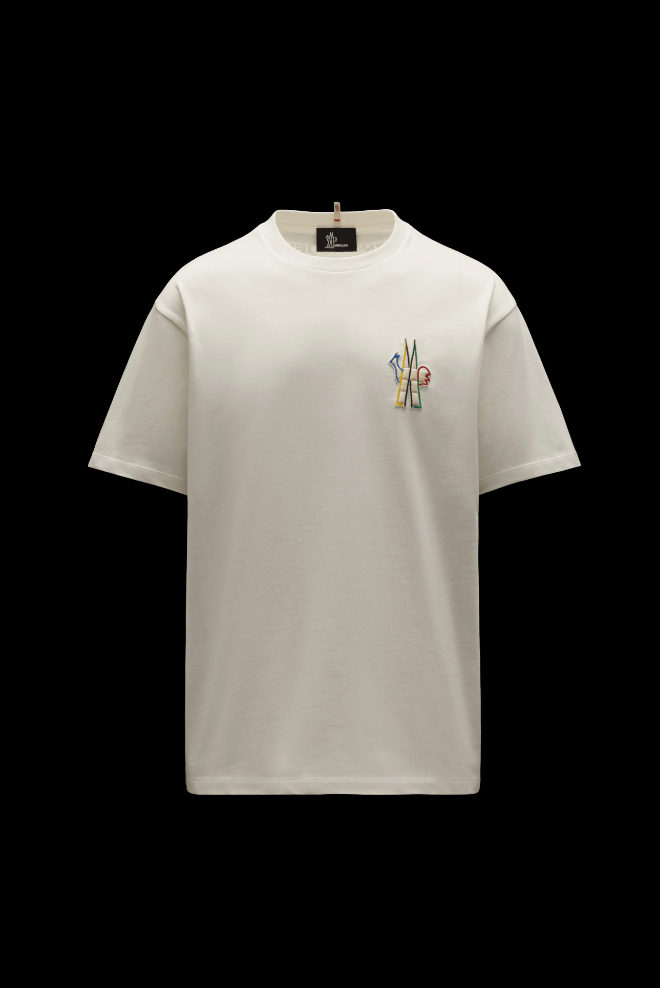 Camiseta con logotipo bordado de la colección Moncler Grenoble para el invierno 2022, 205 euros. Camiseta unisex, en algodón, decorada con el logotipo bordado, con cuello redondo y manga corta. Lleva bordado del logotipo Moncler Grenoble en el pectoral.