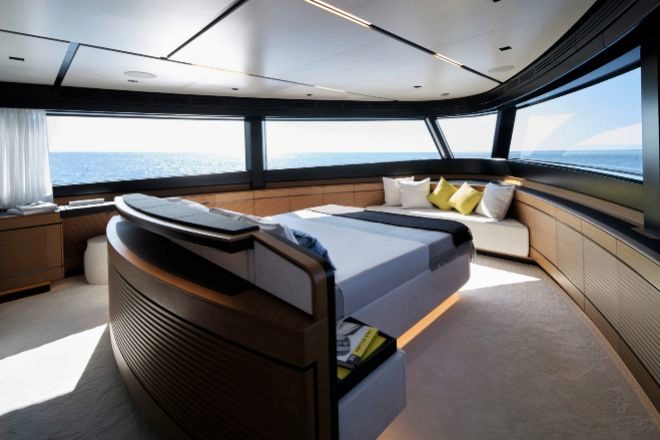 Uno de los camarotes con cama orientada al mar.