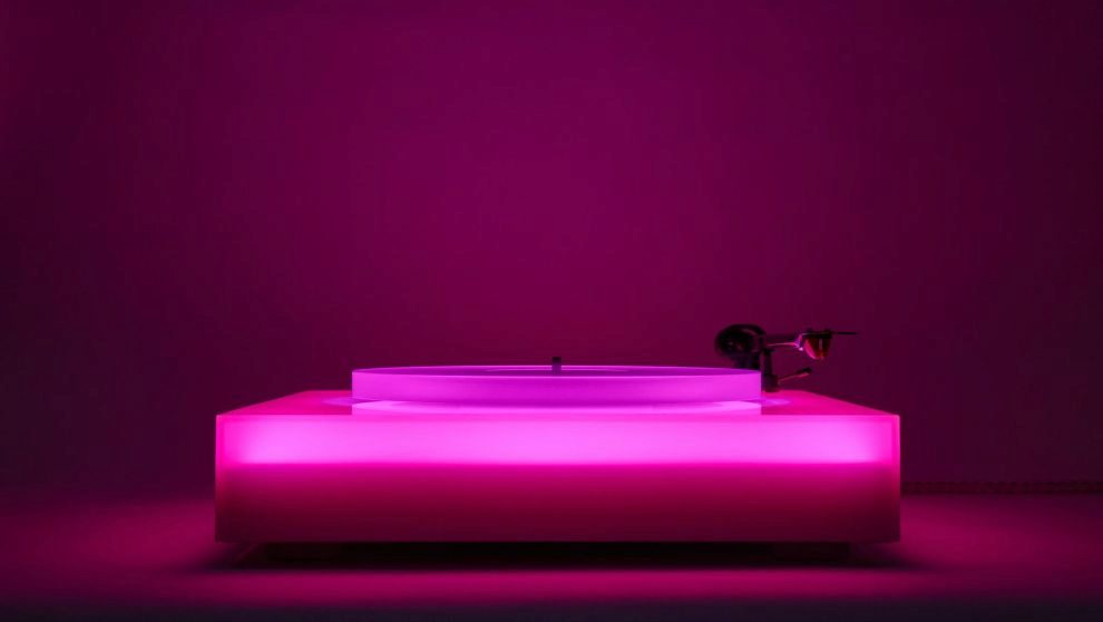 Turntable, de Brian Eno, destaca por una hipnótica iluminación LED...