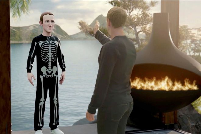 El fundador de Facebook, Mark Zuckerberg, frente a su avatar durante la presentación de Meta.