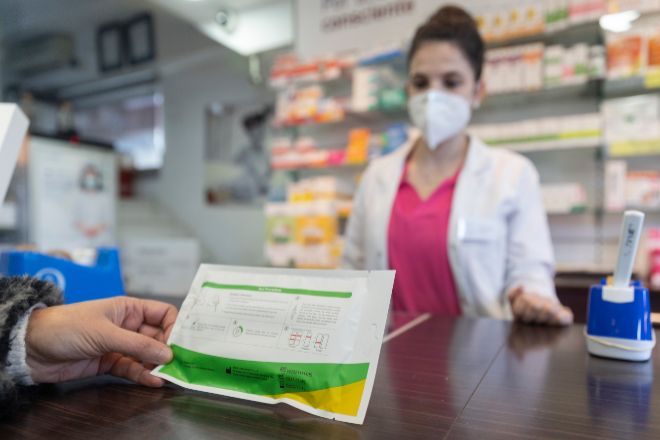 Una mujer con un test de antígenos en una farmacia madrileña.