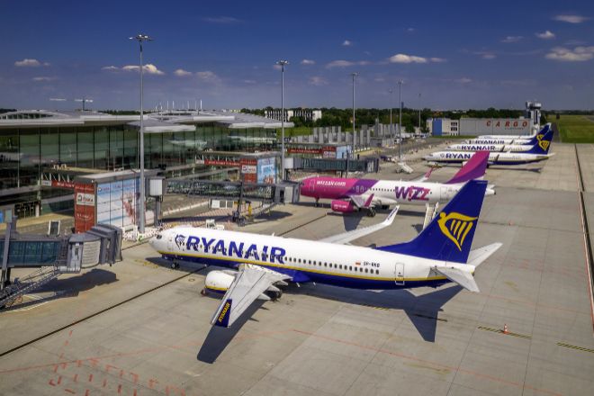 Dos aeronaves de Ryanair y Wizz.