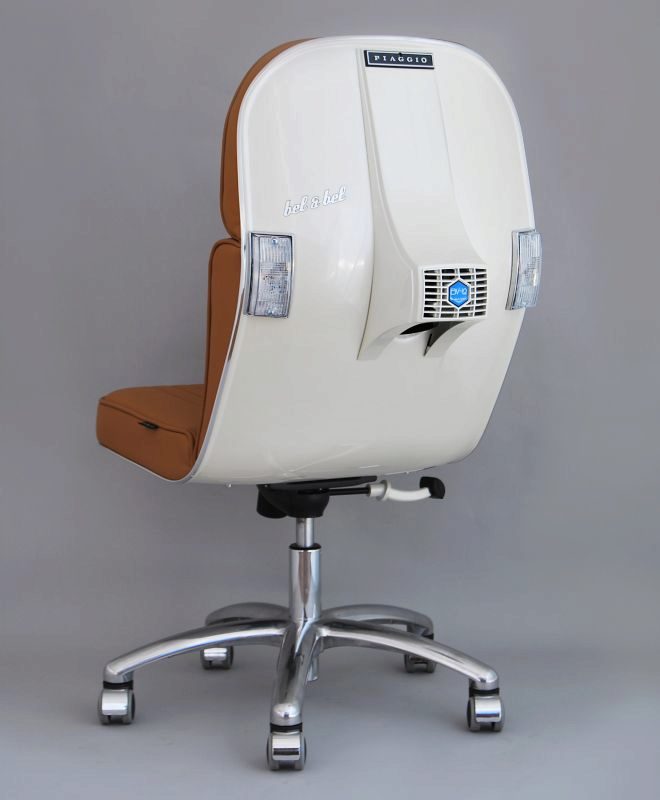 Scooter Chair blanca con asiento de piel marrn.