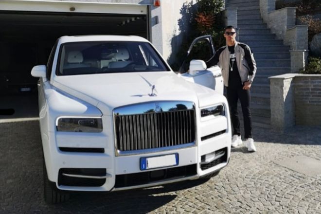 El futbolista posa junto a su Rolls Royce Cullinan para sus seguidores de Instagram.