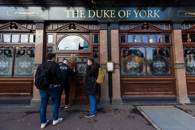 Gente frente al pub El Duque de York en Victoria, Londres, el pasado 16 de enero.