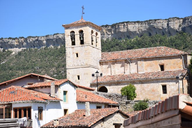 La iglesia de San Pelayo y el palacio de los Brizuela son las dos principales edificaciones de Puentedey.