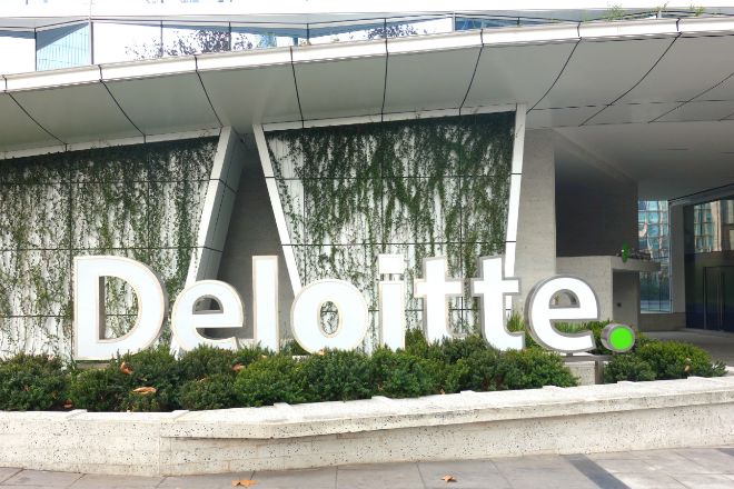 Logo de la sede de Deloitte en Santiago de Chile.