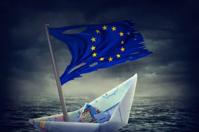 Bandera de la UE sorteando las dificultades en un barco de papel.