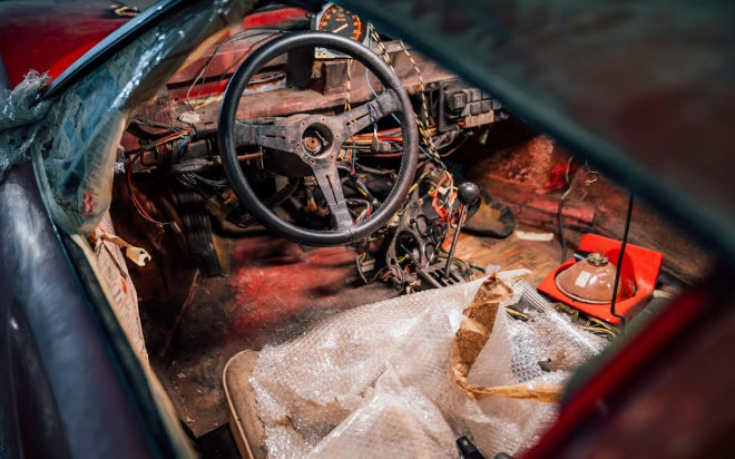 En el interior. Aspecto del asiento delantero del del Ferrari 308 GTsi Project de 1982 donde se puede apreciar la tapicería de cuero beige.