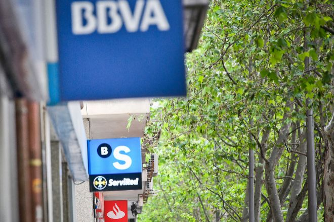 Oficinas de varios bancos en una calle de Madrid.