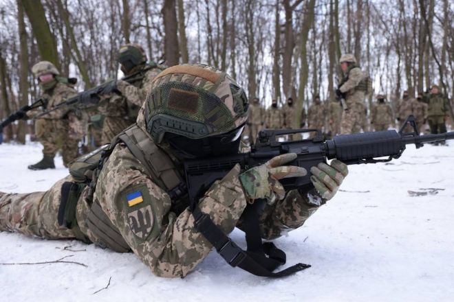 Soldados ucranianos entrenando en Kyiv.
