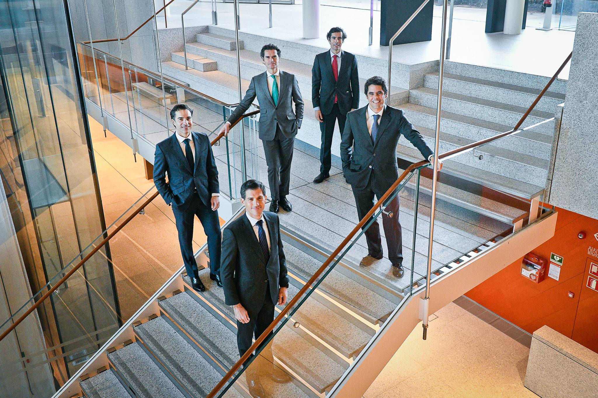 El departamento de préstamos sindicados de Banco Santander está formado por (de izqda. a dcha.) Juan Ruiz-Herrera, Álvaro Baíllo, Antonio García, Diego Barrón y Pablo Trueba.