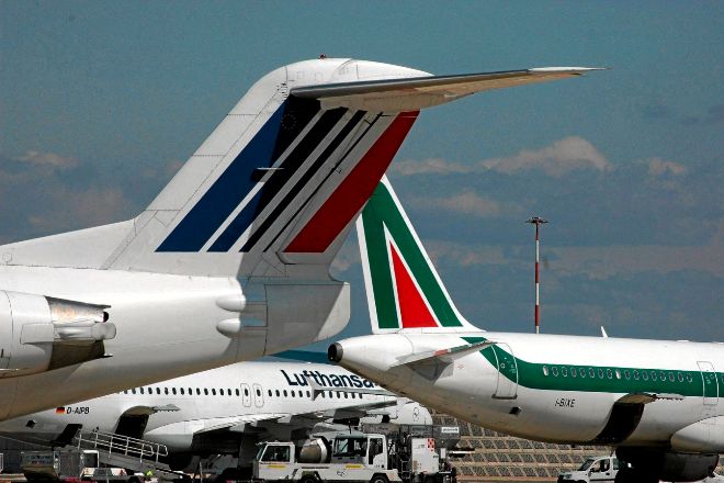 Aviones de las compañías aéreas italiana "Alitalia" (d) y alemana "Lufthansa", en el aeropuerto de Roma.