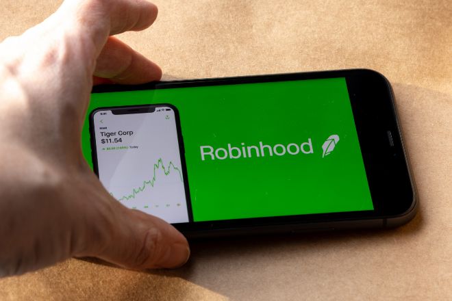 Las acciones de Robinhood caen un 80% desde su máximo, siguiendo la estela del bitcoin.