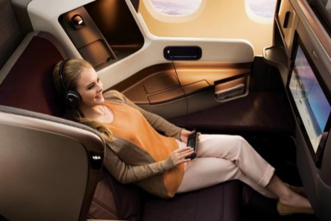 En los A350 de Singapore Airlines el asiento business se convierte en una cama de dos metros con cabecero acolchado y ropa de cama.