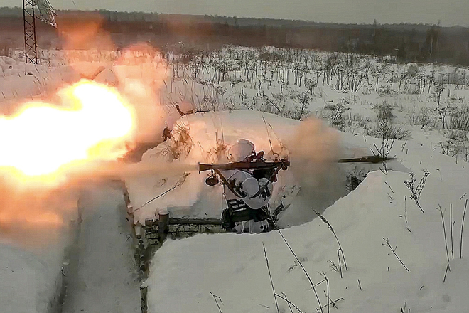 Un militar ruso participa en unas maniobras en el campo de entrenamiento de Pesochnoe, en la región rusa de Yaroslavl, este martes.