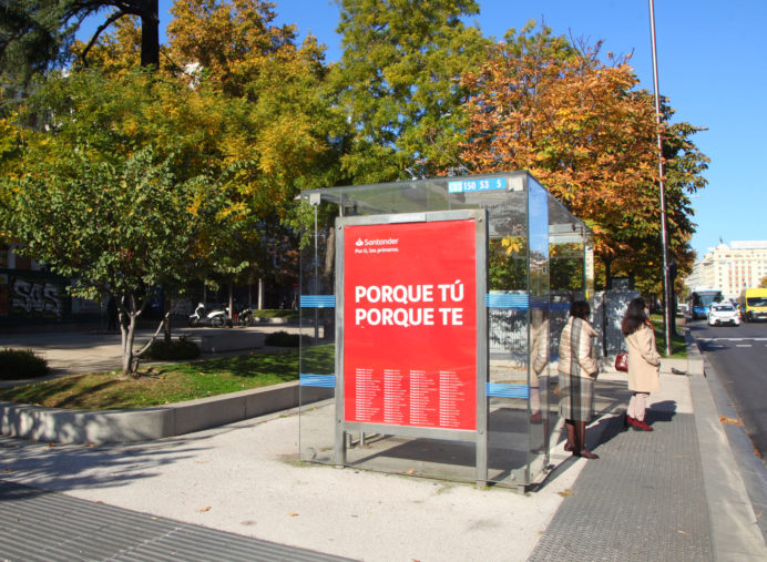 Una parada del autobs con la campaa 'Porque t, Porque Te', de Santander.