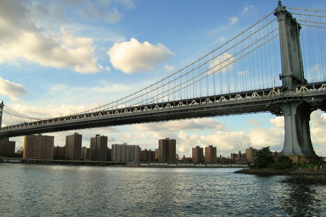 Nueva York tiene una larga experiencia a la hora de afrontar grandes proyectos de ingeniería que, en su día, fueron considerados obras faraónicas, pero que hoy forman parte del día a día de la ciudad, como el puente de Brooklyn (en la imagen) o el metro.