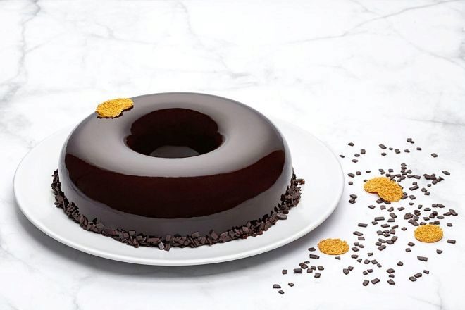 La tarta de La Hermosita lleva mousse de chocolate negro, ncleo de cremoso de caramelo y glaseado de chocolate espejo.