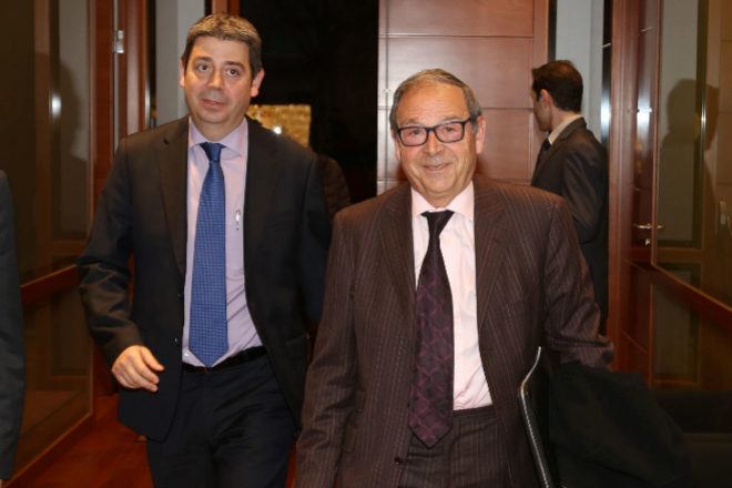 Ascenso hasta el Ibex 35. Fluidra, fabricante de piscinas con sede en Sabadell, está dirigida por Eloi Planes -izquierda-y uno de los fundadores fue su padre,  Joan. La firma cotiza en Bolsa desde 2007 y en marzo de 2021 se incorporó al selectivo.