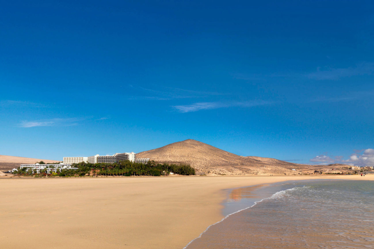 En el Parque Natural de Jandía, el INNSiDE by Meliá Fuerteventura es uno de los pocos hoteles en desiertos patrios. Ideal para los que buscan reconectar, practicar deportes de viento o vivir una experiencia única. Su ubicación frente al Atlántico nos da la oportunidad de disfrutar también del azul del mar. Tiene 142 habitaciones y suites.