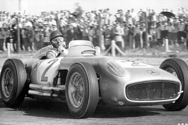 Fangio pilotando Mercedes en el Grand Prix de 1955.