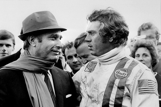 Fangio, "El Chueco", conversando con Steve McQueen.