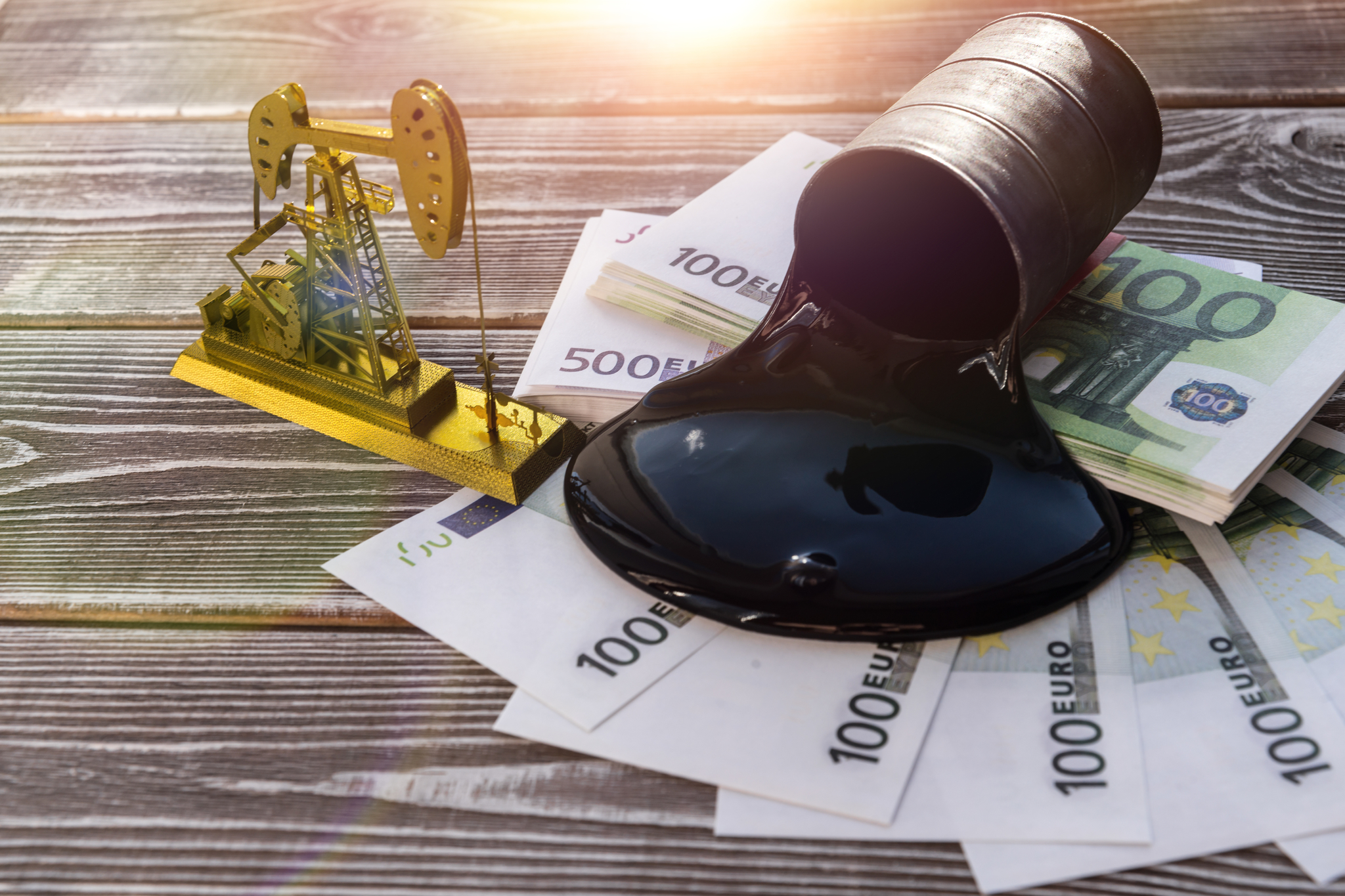 El precio del petróleo se contiene cerca de los 90 dólares con el carburante disparado