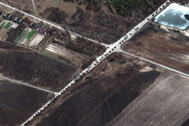 Imagen por satélite del convoy de tanques rusos acercándose a Kiev..