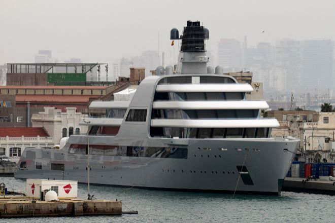 Vista del yate Solaris, propiedad de Romn Abramovich, atracado en el Puerto de Barcelona.