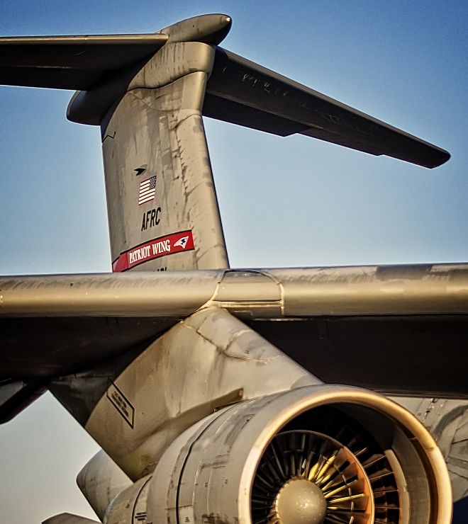 Detalle de la cola del avión Lockheed C-5 Galaxy.