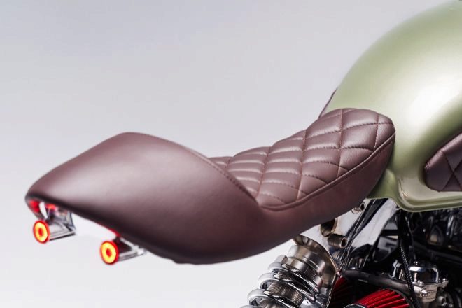 Detalle del asiento tapizado en piel de la Jade de Tamarit Motorcycles.