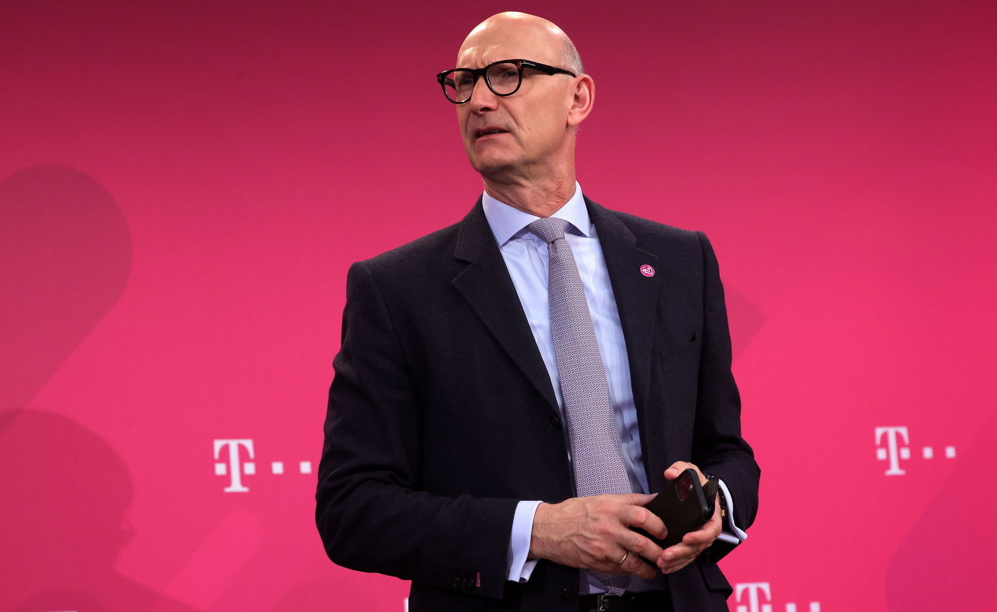 El fondo activista Elliot irrumpe en Deutsche Telekom contra la fusión con la americana T-Mobile