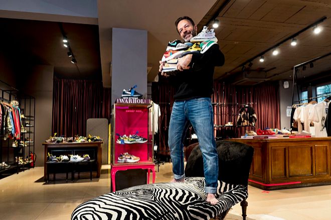 Juan Fraile en la tienda con las deportivas de Archive Sneakers.