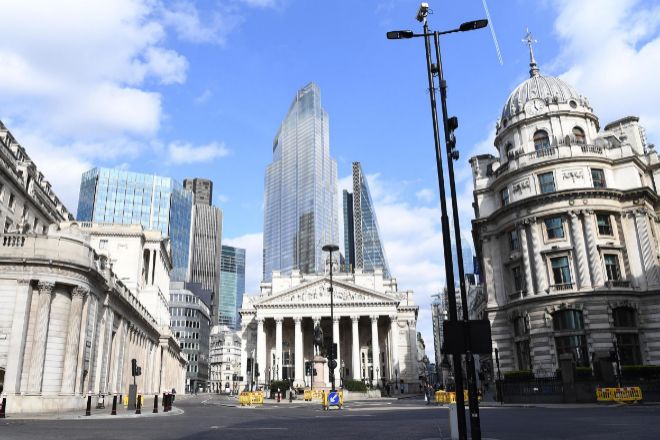 La sede del Banco de Inglaterra se encuentra ubicada en pleno corazón financiero de Londres (Reino Unido) en la calle Threadneedle.